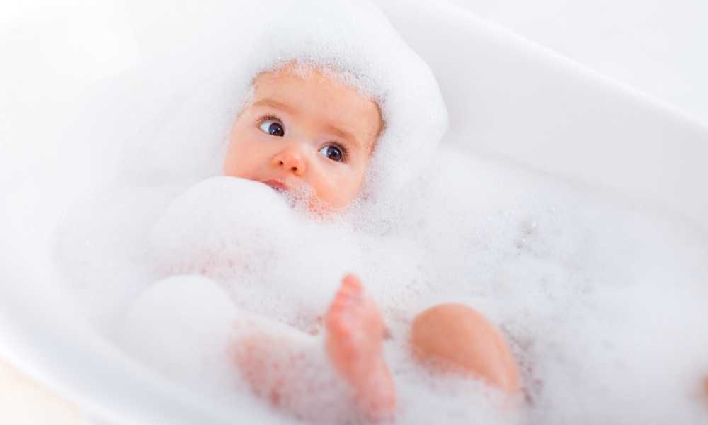 Enfant Se Baignant Dans La Baignoire. Bébé Se Baigne Dans Un Bain