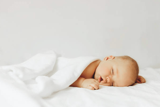 bébé dort seul lit blanc